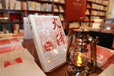 張文宏昨在復旦擔任“輪值店長”談沉浸式閱讀學黨史,“思南·初心書房”復旦站啟動